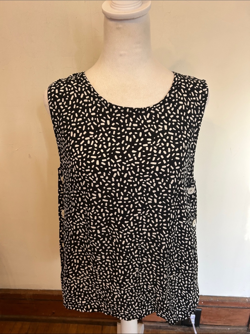 People black white side buttoned sleeveless blouse Size L EUC